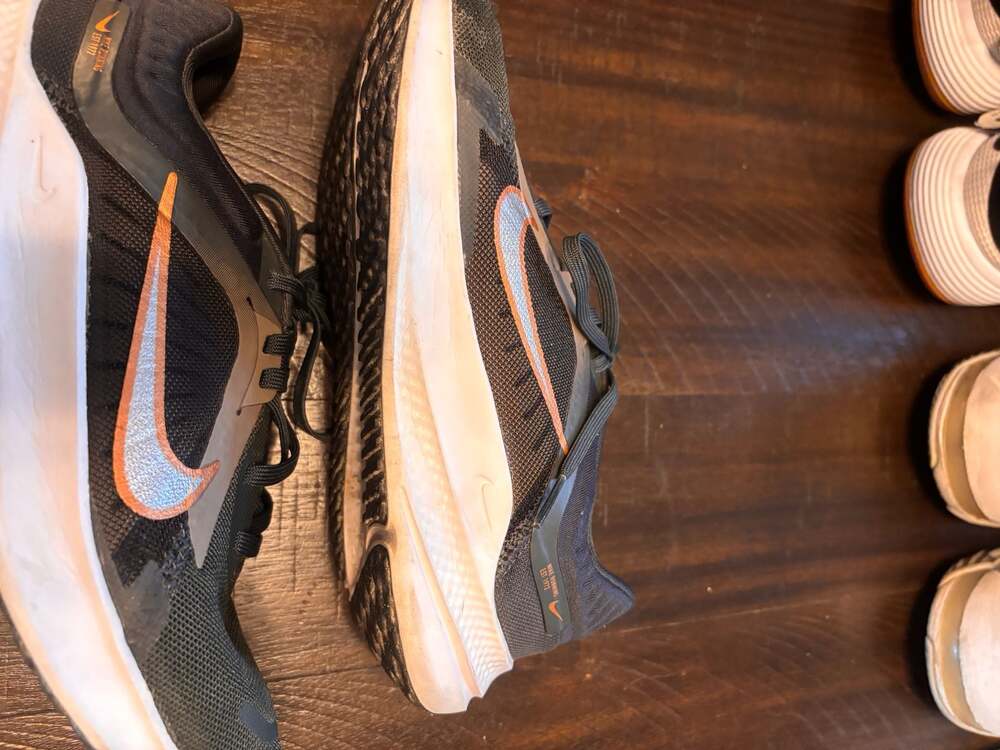 Nike Quest 5 Women's Running Shoes Black Metallic LEFT shoe 6 1/2 and RIGHT sho - Picture 5 of 7